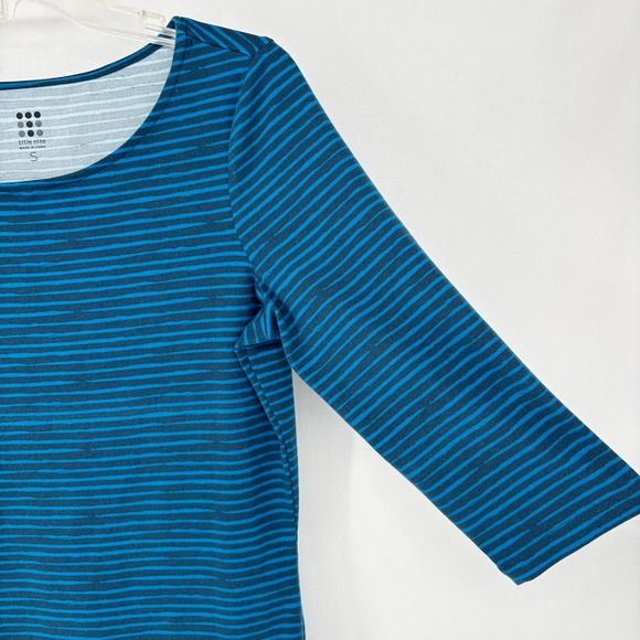 Title Nine Blue Gray Striped 3/4 Sleeve Athletic Stretch Top Size S - Picture 2 of 5